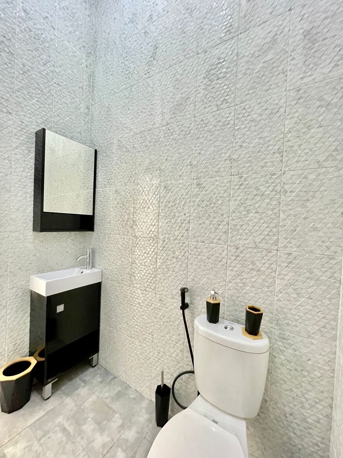 Kamar mandi rumah Zia Emerald Tarumajaya