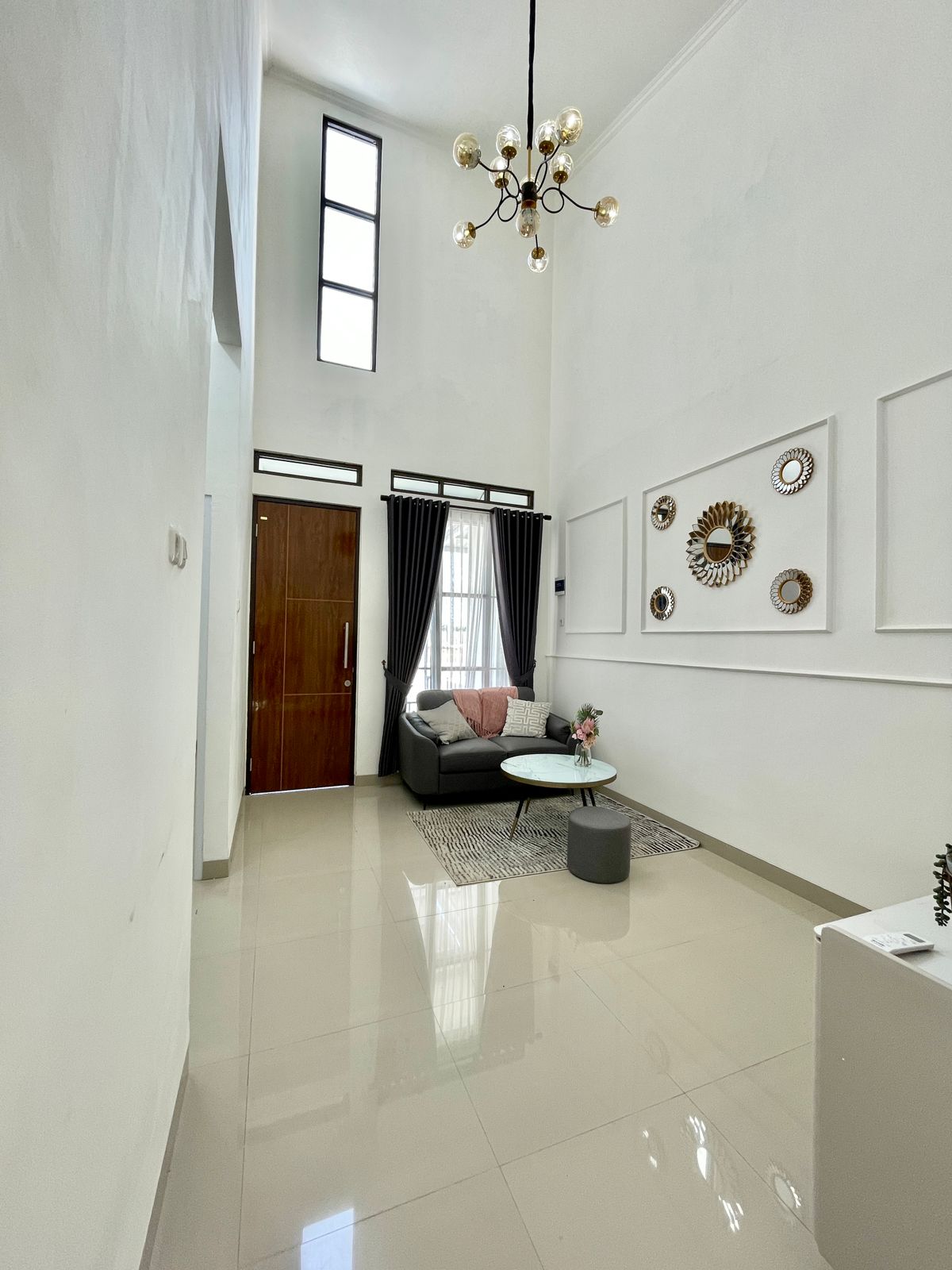 Interior ruang tamu Zia Emerald Tarumajaya